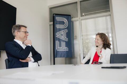 Zum Artikel "FAU Magazin: Michaela Mahlberg im Gespräch mit Wissenschaftsminister Blume"